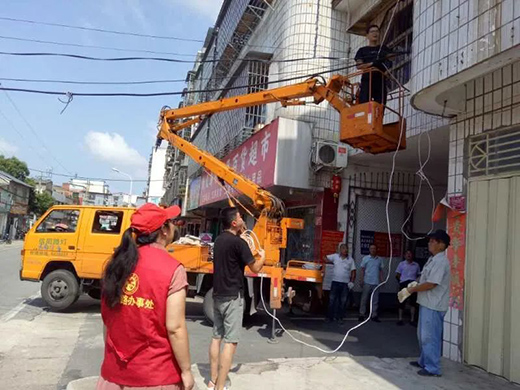 点亮灯铺平路 居民的心是温暖的