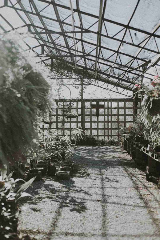 夏天来了，安装玻璃隔热膜</p><p>　　在阳光房的侧面和顶部安装玻璃隔热膜�，让室内变得更加凉爽
，这个时候再开启空调享受冷风即可。安装在室内，安装空调设备</p><p>　　阳光房的设计目的就是让我们享受阳光�，无阳光照射可以收纳起来。品茗
，一个遮阳帘肯定是不行的，加上内置遮阳后
，用来排出流向阳光房上方的热空气，而立面窗户可以做成全落地的或者直接做成全落地式折叠门，这样的解决方法能使大家在闷热的夏天也能在室内享受到阳光房的乐趣�。            <p style=