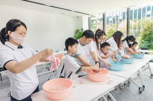 阿道夫现身“教学”，与10后探索洗护科技力量