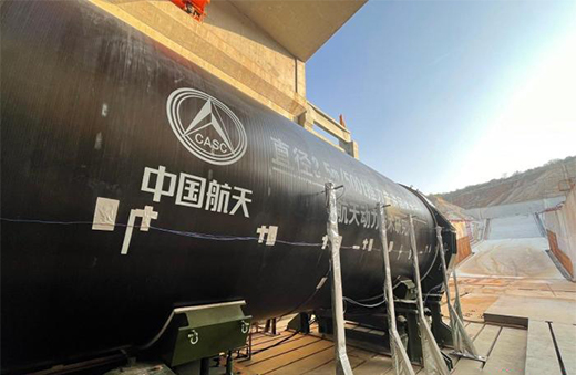 中国推力500吨整体式固体火箭发动机试车成功