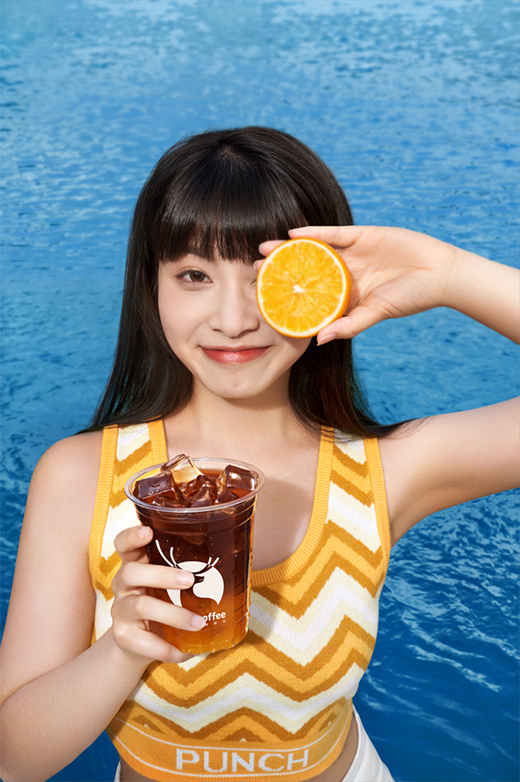 瑞幸闪光橙橙冰萃咖啡“橙意”上线：咖啡馥郁橙汁甜美，超夏天～