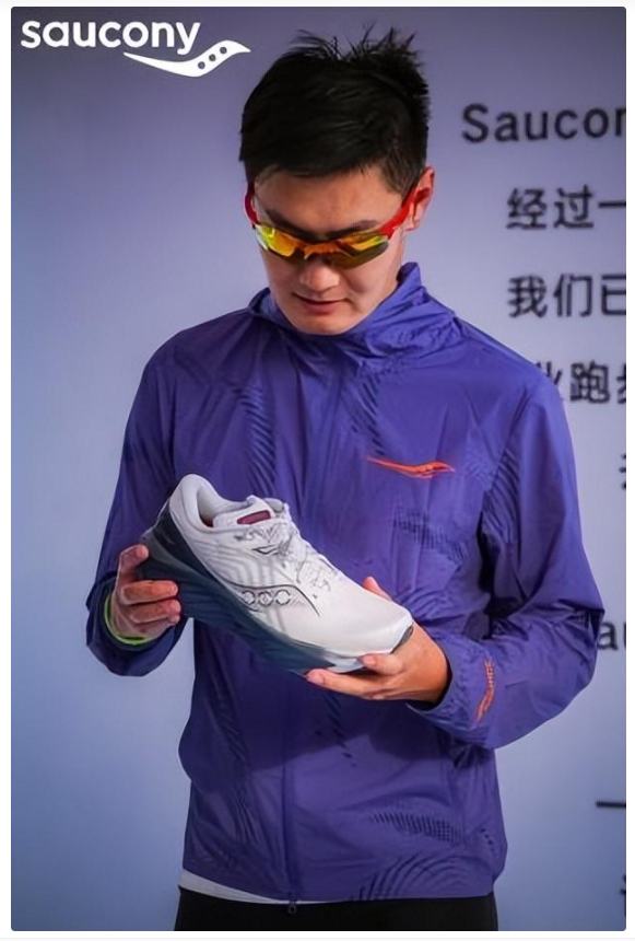 穿索康尼的彭于晏闪现上海机场